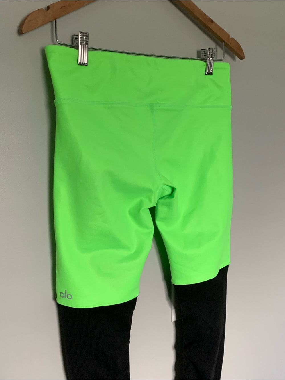 ALO Yoga Goddess Ribbed Legging in a vibrant Green & Black | Size Medium - Picture 6 of 10